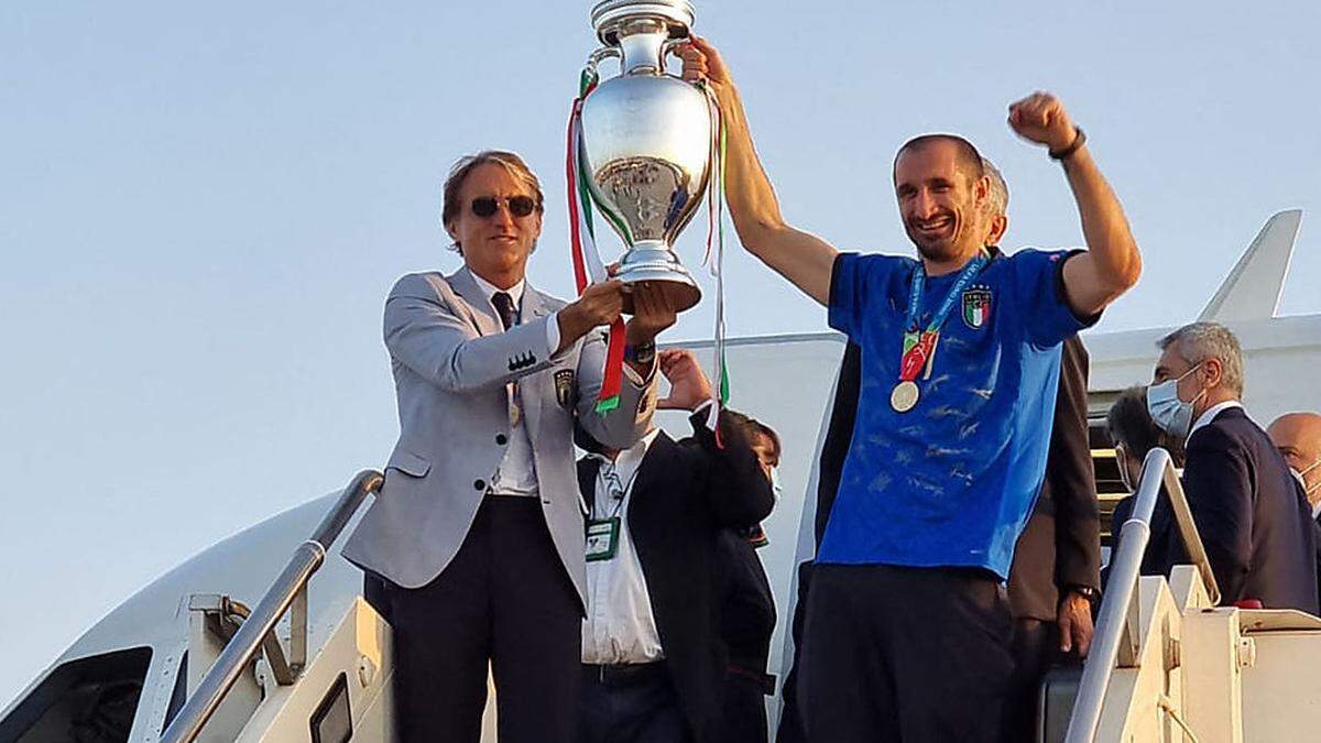 Kapitän Chiellini und Trainer Mancini präsentierten die Trophäe in Rom