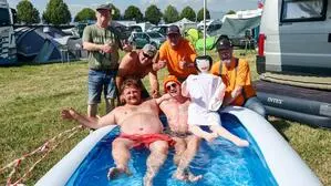 Bild zeigt Fans am Campingplatz