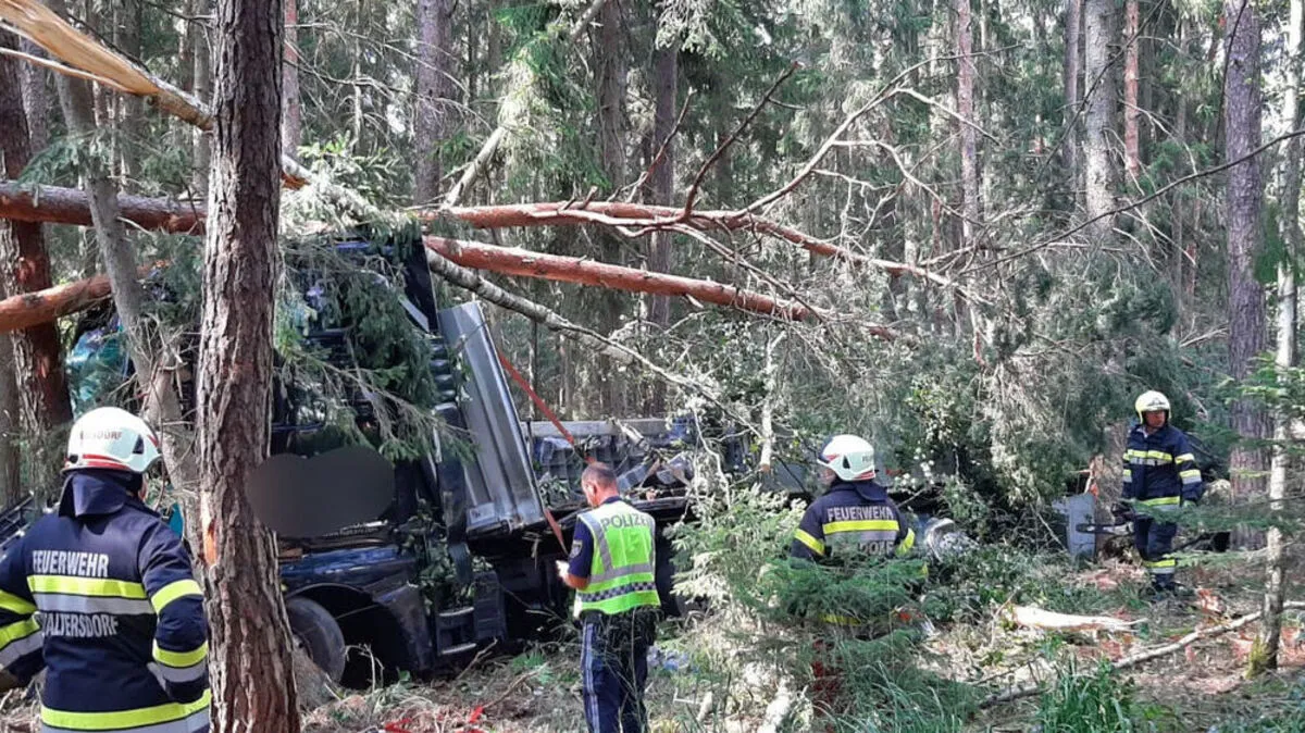 Der Lkw wurde vollkommen demoliert