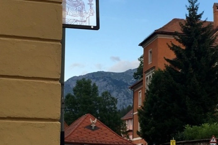 Mit Magenta als Farbcode, Siebdruck, Origami, Klangskulpturen und anderen aussergewöhnlichen Aufnahme- und Wiedergabetechniken schufen sie Arbeiten, die man anhand eines Stadtplanes aufsuchen oder aber offenen Auges selbst entdecken kann.