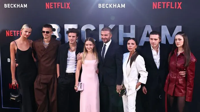 Große Premiere in London: Die neue Doku-Serie auf Netflix startet heute Mittwoch, gestern Abend ging es am Roten Teppich rund. Auch Brooklyn (24), Romeo (21), Cruz (18) und Harper (12) unterstützten ihre Eltern.