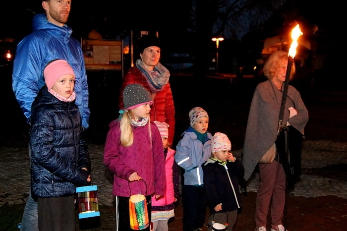 Nach dem Einzug in die Kirche, wo das Spiel sein Ende nahm, zog die Schar noch zu einer Lichterprozession um das Gotteshaus.