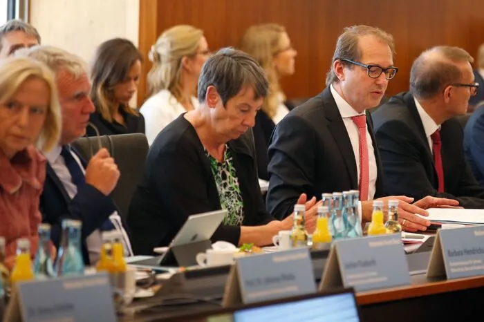 Gastgeber des Treffens sind Verkehrsminister Alexander Dobrindt (CSU) und Umweltministerin Barbara Hendricks (SPD).