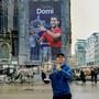 Dominic Thiem vor seinem Plakat am Wiener Stephansdom mit dem Siegerpokal der US Open