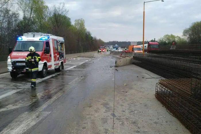 Drei Feuerwehren waren im Einsatz, ebenso die Polizei und das Rote Kreuz.
