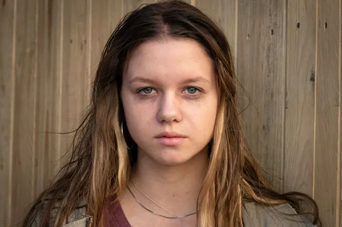 Dabei haben die beiden einen schwierigen Fall zu lösen - ein Teenagermädchen bekommt in den verlassenen Schultoiletten ein Kind: aber wo ist es?