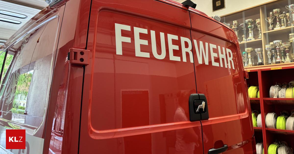 Auto-berschlug-sich-und-blieb-im-Feld-am-Dach-liegen