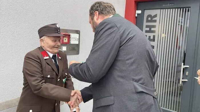 Bürgermeister Thomas Teubl (Kaindorf) ehrt Josef Kellner