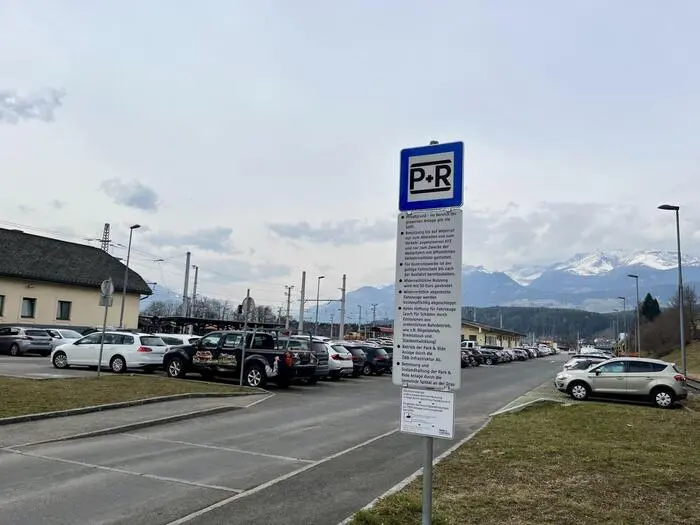 Der Park-&-Ride-Parkplatz beim Bahnhof Spittal ist stark ausgelastet – immer wieder werden Fahrzeuge auch außerhalb der markierten Stellflächen abgestellt