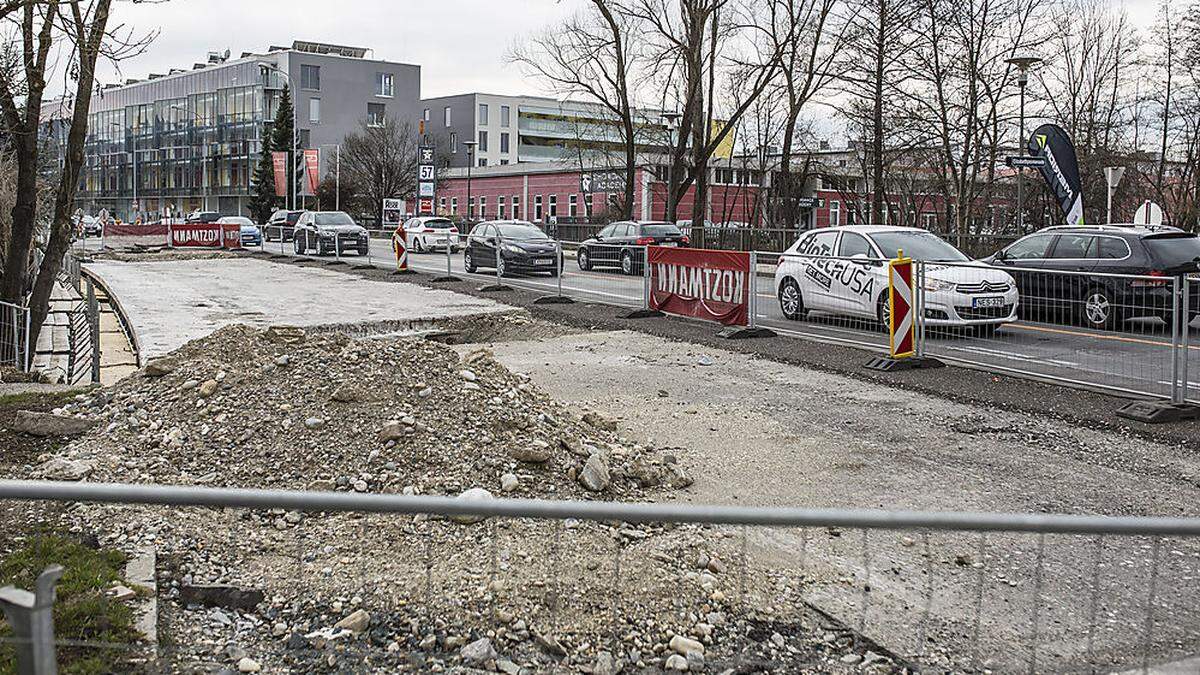 Seit einem halben Jahr ist die Pischeldorfer Straße einspurig befahrbar, bald gar nicht mehr