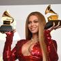 Sängerin Beyoncé posiert mit ihren Grammy-Trophäen im Presseraum während der 59. jährlichen Grammy Music Awards am 12. Februar 2017 in Los Angeles, Kalifornien. 