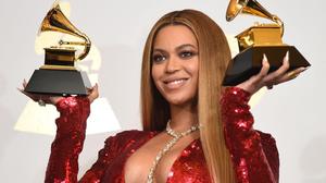 Sängerin Beyoncé posiert mit ihren Grammy-Trophäen im Presseraum während der 59. jährlichen Grammy Music Awards am 12. Februar 2017 in Los Angeles, Kalifornien. 