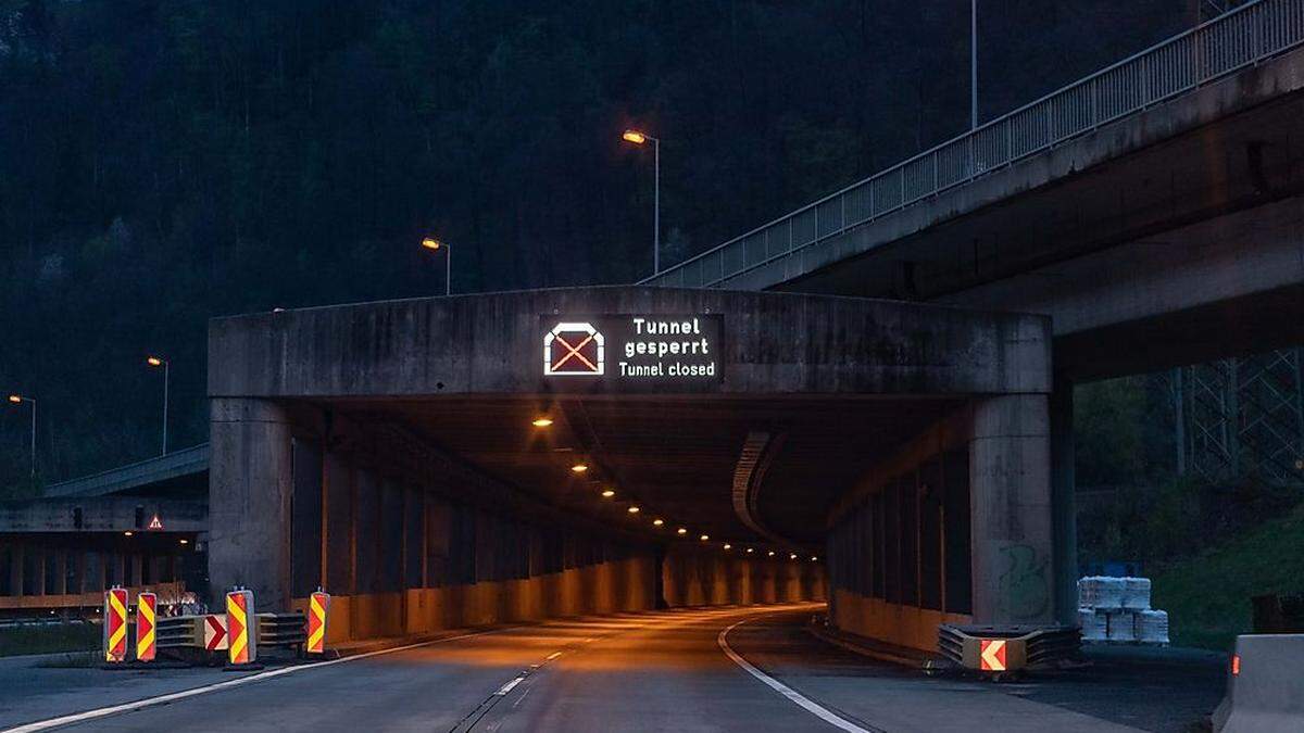 Sonntagmorgen blieb der Tunnel nach einem Unfall gesperrt