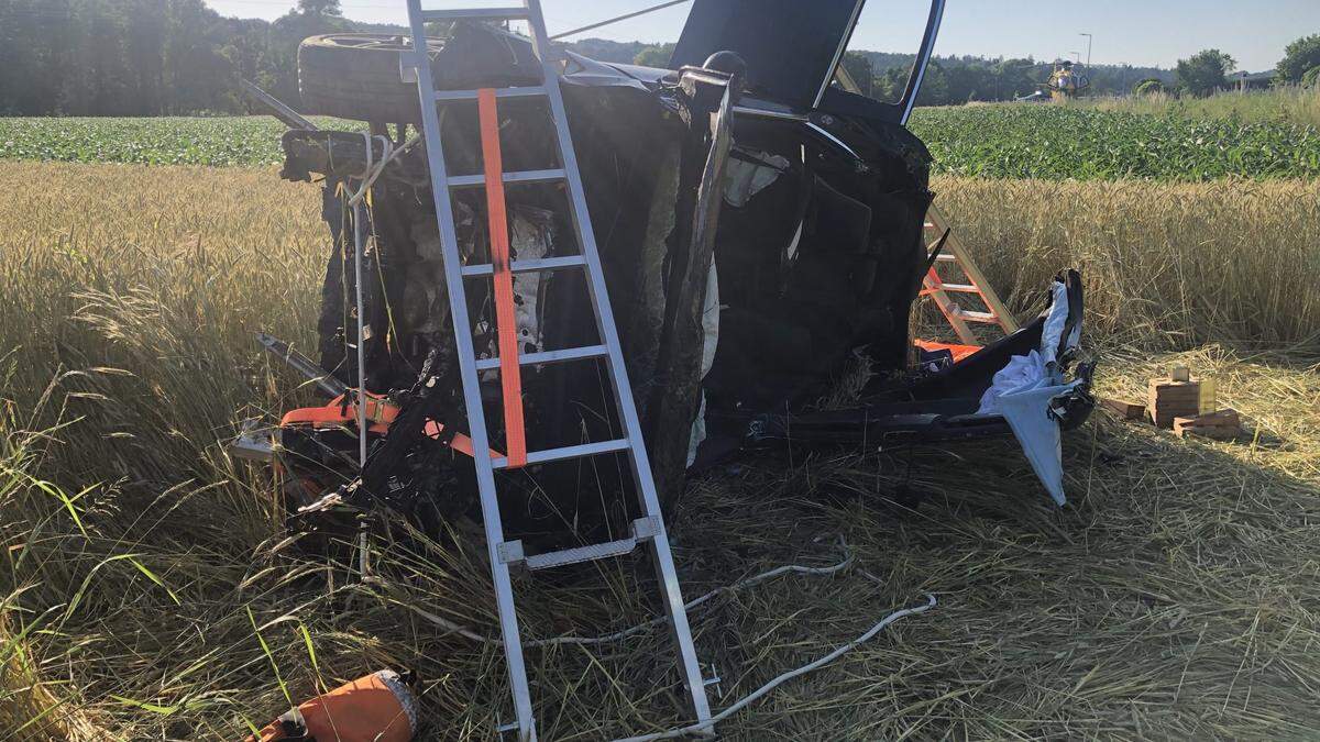 Um den Lenker zu befreien, mussten die Einsatzkräfte der Feuerwehren das verunfallte Fahrzeug zunächst stabilisieren 