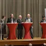 Moderator Helmut Stöflin, Judith Oberzaucher (Grüne), Johann Schuster (SPÖ), Wilfried Koller (ÖVP), Sepp Hofer (Namensliste), Anneliese Nickmann (FPÖ) und Moderator Peter Kimeswenger