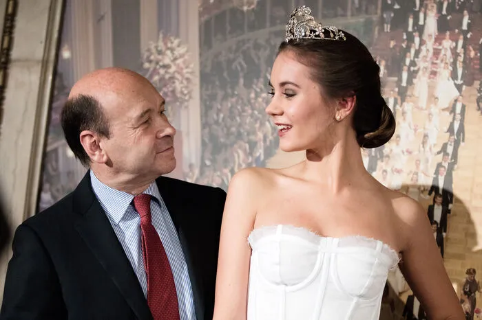 Auch Operndirektor Dominique Meyer ist von der Tiara beeindruckt...