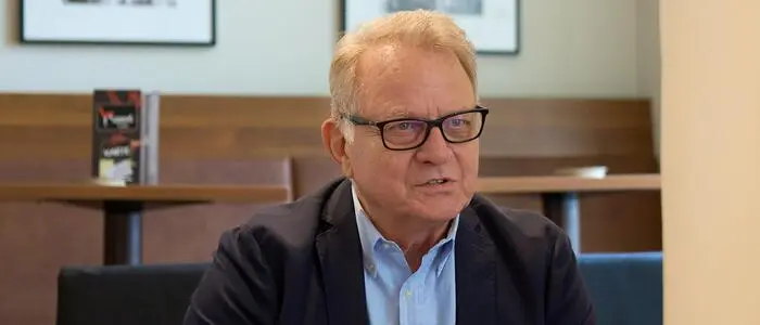 Peter Ambrozy (80) war nach dem Schussattentat auf LH Leopold Wagner von September 1988 bis nach der Landtagswahl 1989, bei der der SPÖ 480 Stimmen auf die absolute Mehrheit fehlten, Landeshauptmann (SPÖ) in Kärnten. Ihm folgte Jörg Haider (FPÖ-ÖVP-Koalition) nach