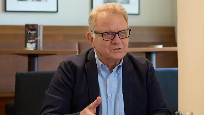 Peter Ambrozy (80) war nach dem Schussattentat auf LH Leopold Wagner von September 1988 bis nach der Landtagswahl 1989, bei der der SPÖ 480 Stimmen auf die absolute Mehrheit fehlten, Landeshauptmann (SPÖ) in Kärnten. Ihm folgte Jörg Haider (FPÖ-ÖVP-Koalition) nach