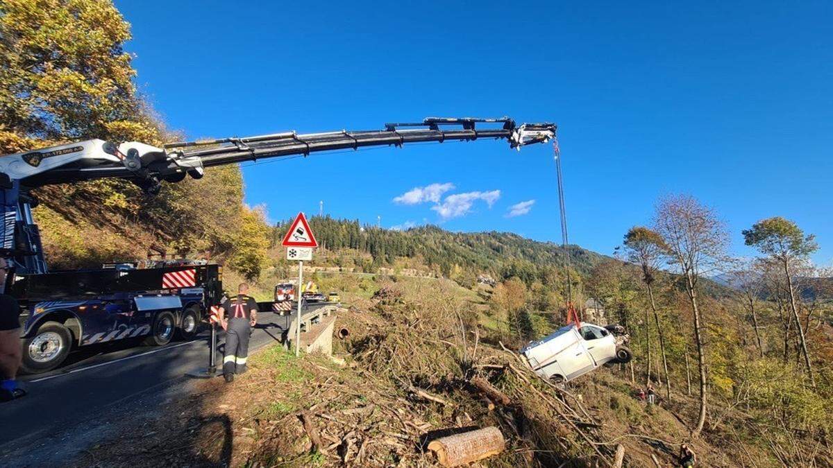 Der Kleinbus musste mit dem Bergekran geborgen werden