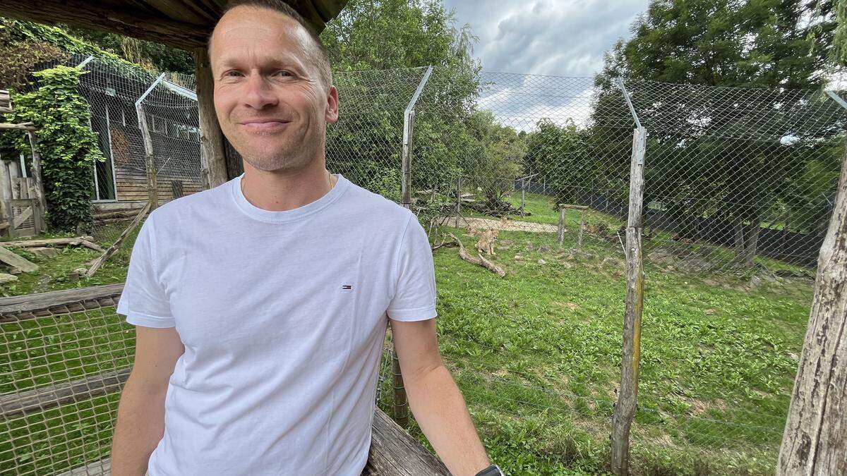 Reinhard Pichler, Fachtierarzt für Zoo- und Wildtiere der Tierwelt Herberstein vor dem Löwengehege