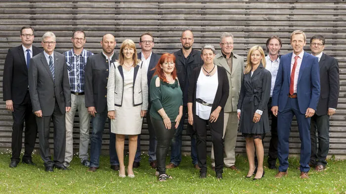 Holger König, Anton Klocker, Armin Bachlechner, Christian Hassler, Elisabeth Greiderer, Manfred Juen, Katharina Nothdurfter-Bürgler, Johannes Mahl, Franziska Klocker, Michael Aichner, Silke Steiner, Christian Pramstaller, Anton Thum und Reinhard Lobenwein (von links)
