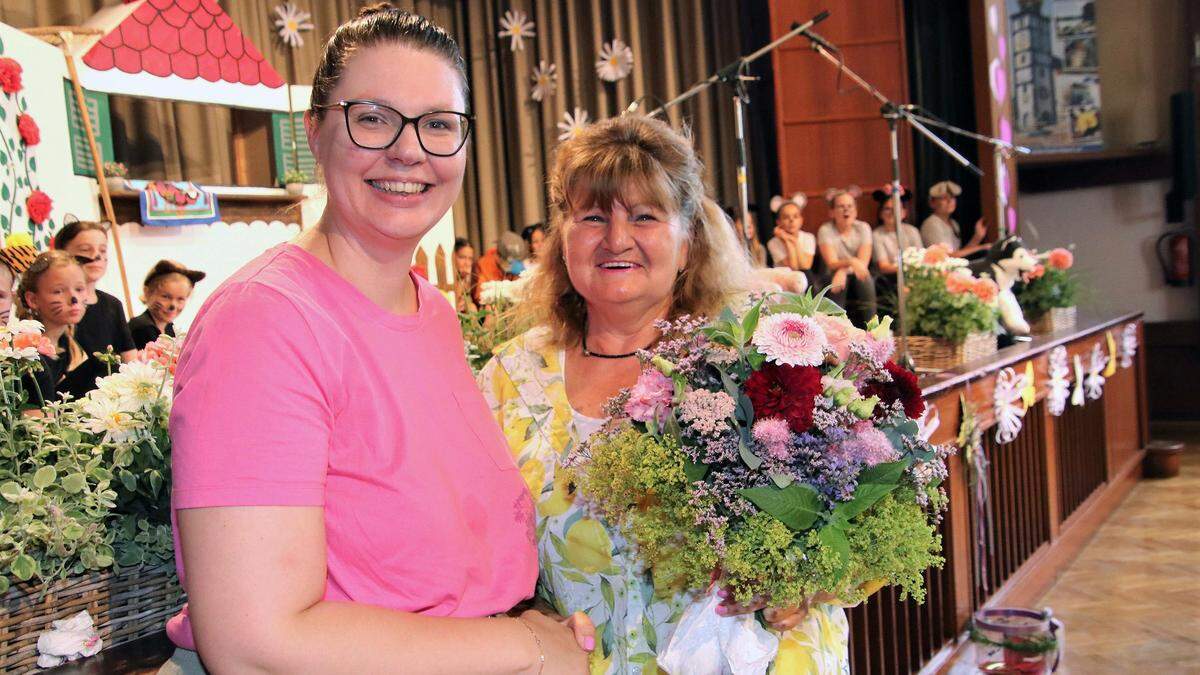 Christiane Holler-Wind gratuliert Direktorin Gabriele Zingl-Stöcklmair zum Pensionsantritt