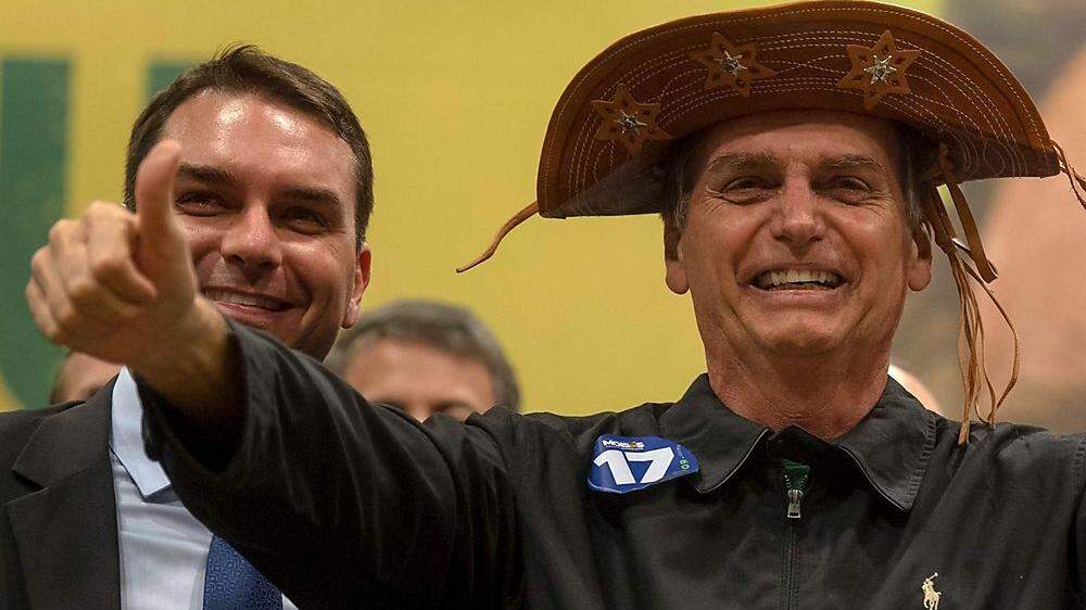 Der brasilianische Präsident Jair Bolsonaro mit seinem Sohn Flavio