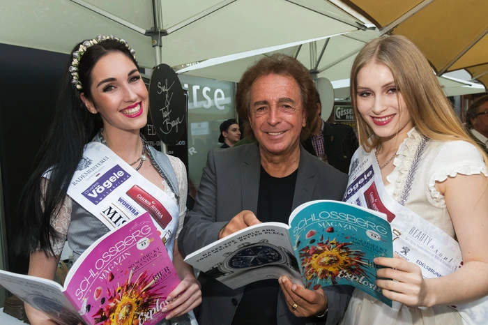 Dazu gab es druckfrisch die neueste Sommer-Ausgabe des SCHLOSSBERG Magazins, welches zwei Mal im Jahr von der Grossauer Gruppe mit einer Auflage von 16.000 Stück herausgebracht wird. Hier schmökern die Missen Andrea Jörgler und Sarah Flicker sowie "White Star" Walter Reischl.