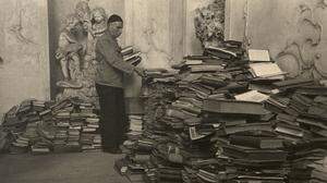Franjo Bas mit den geraubten Büchern