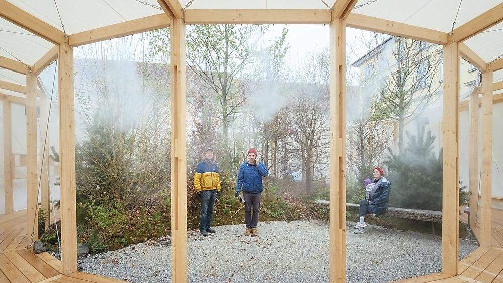 Eichen, Buchen, Föhren im Sprühnebel: Auf dem Grazer Freiheitsplatz hat der Klima-Kultur-Pavillon eröffnet