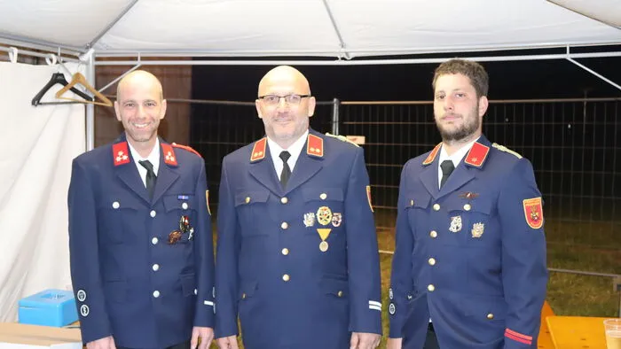 Kommandant Christian Ropatiz und sein Stellvertreter Robert Sorger empfingen persönlich die Gäste beim Eintritt zur Feuerwehrdisco.