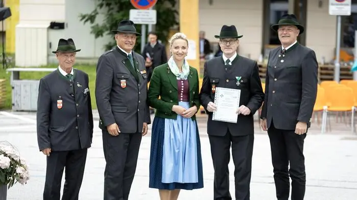 Wolfgang Pitzer, ÖKB-Landespräsident Rudolf Behr, LAbg. Eva Kroismayr-Baier und Bürgermeister Hermann Trinker mit dem geehrten Obmannstellvertreter Andreas Trummer (2. v.r.)