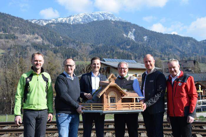 Präsentieren das Lenkungskonzept: Manfred Lindtner (ÖAV und BRD Gröbming) Wolfram Steiner, Obmann der Weggenossenschaft, die Bürgermeister Thomas Reingruber und Franz Danklmaier, Mathias Schattleitner, Geschäftsführer des TVB Schladming-Dachstein, und Alois Guggi (Altbgm. Gröbming und BRD)