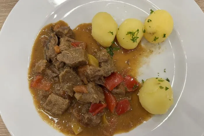 Als Hauptgericht gab es Gulasch