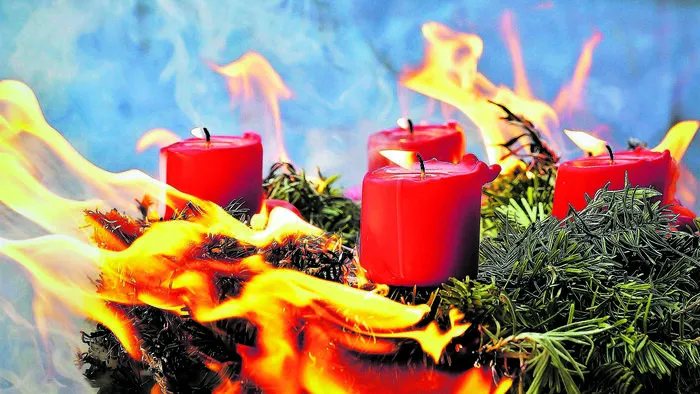 Vorsicht! Den Adventkranz mit brennenden Kerzen nie aus den Augen lassen!