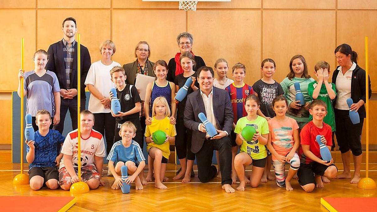 Landeshauptmann-Stellvertreter Michael Schickhofer, die Initiatoren von allkids4sport mit Schülern und Lehrern der VS Weizberg