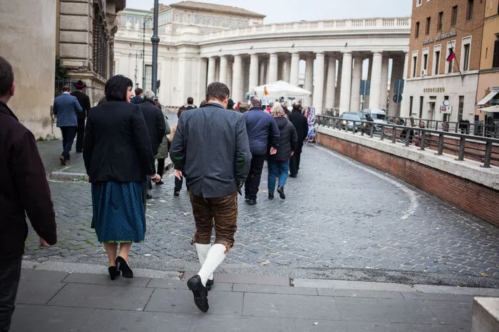 Die Musiker und Pilger überquerten gemeinsam die Staatsgrenze: Von Italien in den Vatikanstaat. Viele in Tracht.