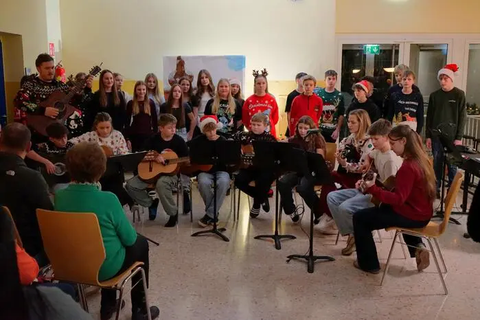Die Besucherinnen und Besucher hatten die Gelegenheit, die verschiedenen Stationen zu erkunden und dabei das Schulhaus kennenzulernen.
