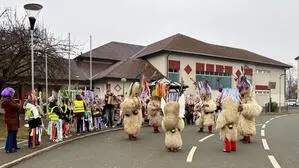 Sechs Kurenti aus Slowenien mit vielen kleinen Kurenti der Volksschule Wagna