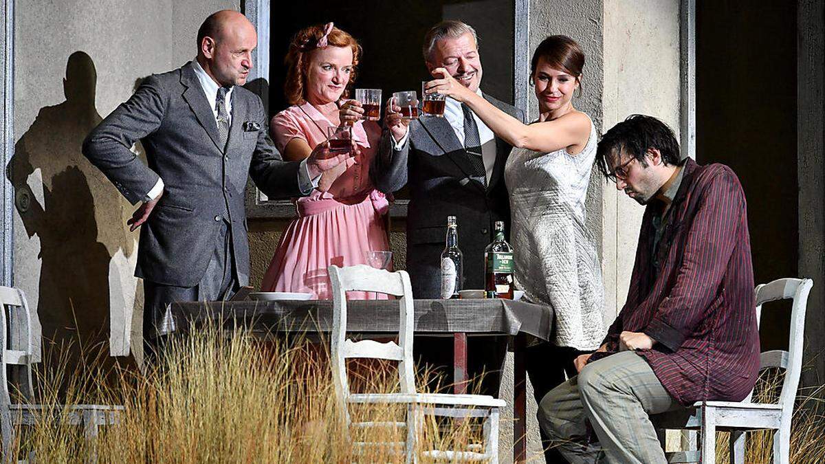 v.l.) Oliver Stokowski (McCann), Nina Petri (Meg), Roland Koch (Goldberg), Andrea Wenzl (Lulu), Max Simonischek (Stanley)