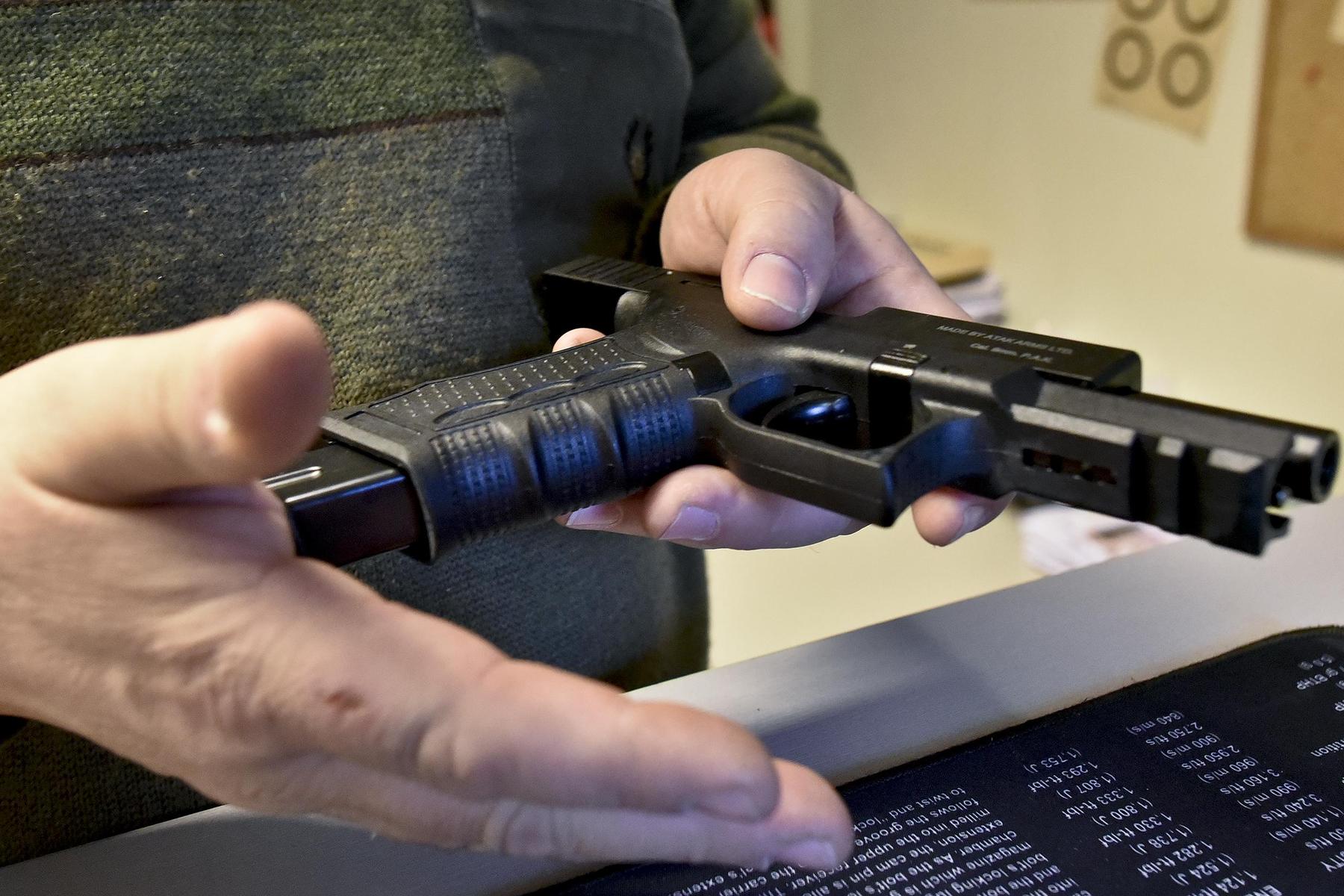 Zeleni na Dunaju zahtevali program za odvzem ilegalnega orožja