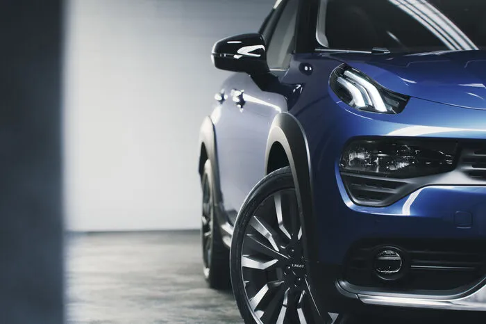 Der ist ein kompaktes Crossover, der ab Ende 2019 Seite an Seite mit dem Plattformbruder XC40 in Volvos Werk in Gent vom Band laufen soll. Anfang 2020 soll das SUV dann in den Handel kommen.