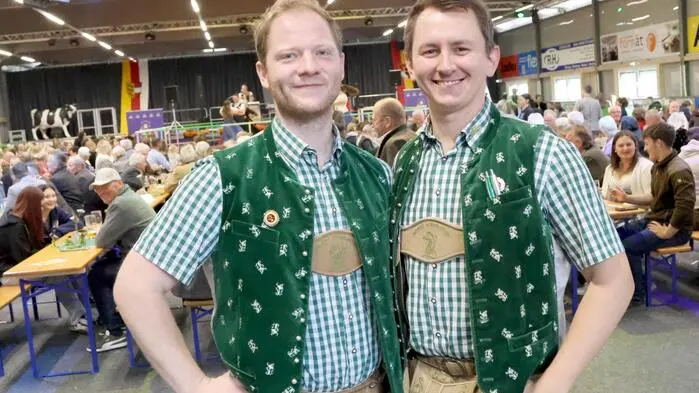 Rundes Jubiläum im Görtschitztal! Gleich das ganze Wochenende feierten die Mirniger Schuhplattler ihr 20-Jahr-Jubiläum in der Eishalle in Eberstein. „Es freut uns, dass sich im Laufe von zwei Jahrzehnten unsere Mitgliederzahl auf 29 erhöht hat“, sagten Obmann Matthias Gunzer und Stellvertreter Karl Scheiber junior (von links) unisono.