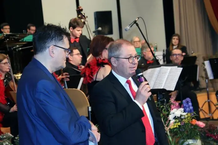So ließ sich nach der Begrüßung durch Bürgermeister Bernd Osprian neben vielen anderen Gästen auch Direktor Otto Roiss von der Bauer Gruppe mit Familie diesen schwungvollen, musikalischen Genuss nicht entgehen. Durch das Programm führte Thomas Vollmann. 