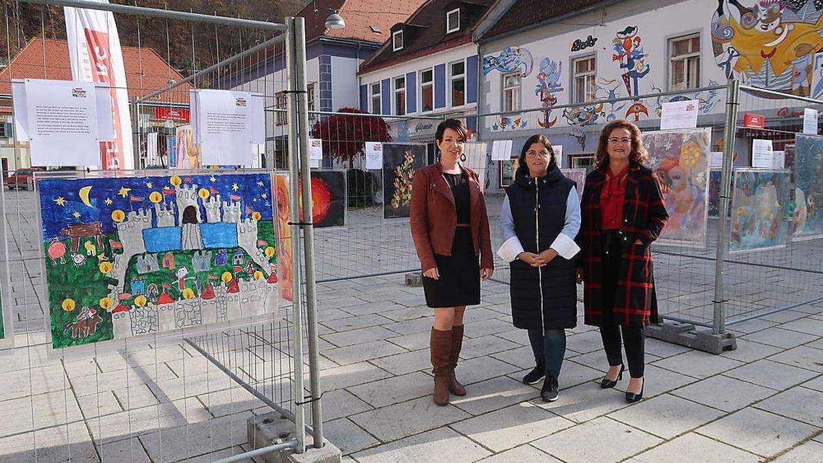 Melanie Praxmaier, Susanne Buch und Monika Vukelic-Auer vor den Kunstwerken der Kinder