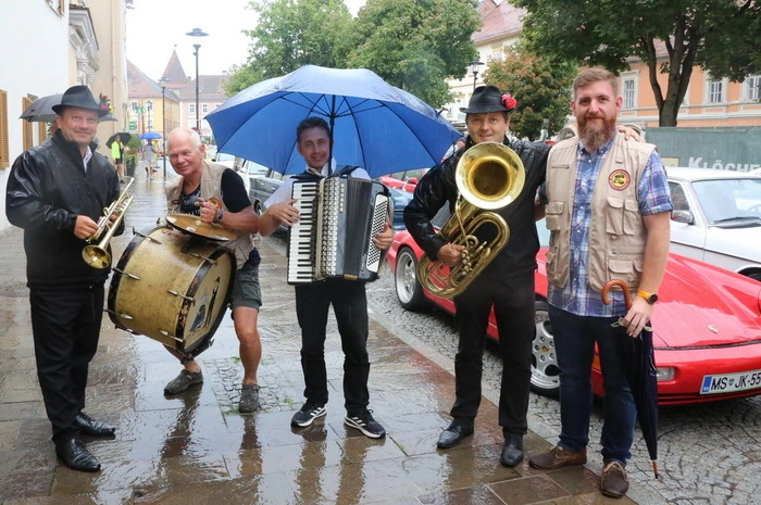 Auch eine slowenische Musikgruppe begleitete die Oldtimer-Rallye.