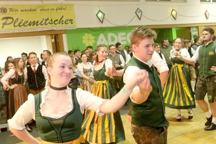 Zur Verschönerung der rauschenden Ballnacht trugen die LJ Moosburg (Foto) und die LJ Grafenstein bei. Dass die Jugend und Junggebliebenen in den Kellerräumlichkeiten bei DJ „Nameless“ ihren Spaß hatten, versteht sich von selbst. 