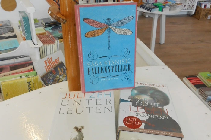Ganz typisch Graz und best verklauft sind im "Büchersegler" derzeit "Alex und der Mond" von Christoph Szalay und Lisa Maria Wagner, "Winters Garten" von Valerie Fritsch und "Die Welt von gestern in Farbe" - Steiermark.