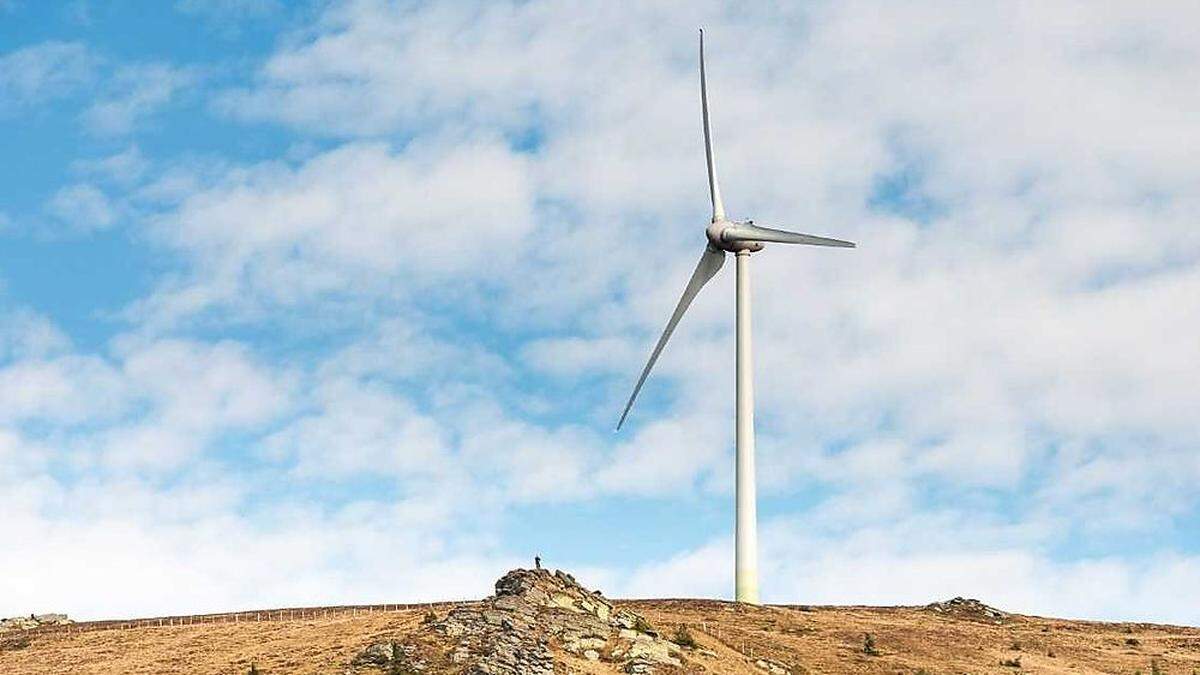 Die neuen Gipfelkreuze auf vielen Kärntner Bergen? (ein Rad des Windparks Handalm, steirische Koralpe 