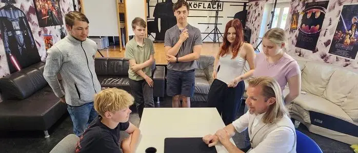 Die Mitglieder des Jugend-Magie-Clubs Köflach werden gemeinsam mit Alex Ray (rechts, sitzend) auftreten